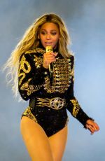 BEYONCE Performs at Her Tour at Pasadena