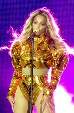 BEYONCE Performs at Her Tour at Pasadena