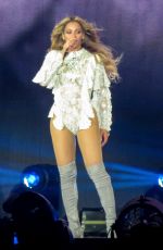 BEYONCE Performs at Her Tour at Pasadena