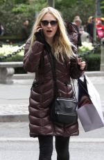 DAKOTA FANNING Shoping in Manhattan, 05/07/2016