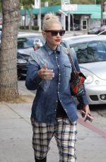 GWEN STEFANI Leaves a Nail Salon in Los Angeles 05/06/2016