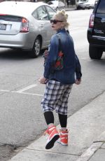 GWEN STEFANI Leaves a Nail Salon in Los Angeles 05/06/2016