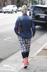 GWEN STEFANI Leaves a Nail Salon in Los Angeles 05/06/2016