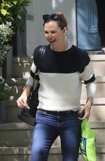 JENNIFER GARNER Leaves Her House in London 05/24/2016