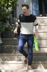 JENNIFER GARNER Leaves Her House in London 05/24/2016