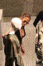 JENNIFER LOPEZ Shopping in Miami 05/03/2016