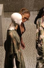 JENNIFER LOPEZ Shopping in Miami 05/03/2016