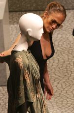 JENNIFER LOPEZ Shopping in Miami 05/03/2016