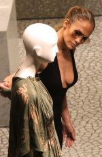 JENNIFER LOPEZ Shopping in Miami 05/03/2016