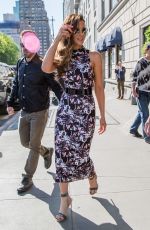 KATE BECKINSALE Leaves 