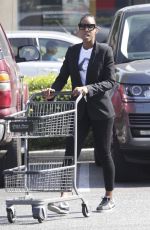KELLY ROWLAND Shopping at Bristol Farms in Beverly Hills 05/01/2016