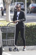KELLY ROWLAND Shopping at Bristol Farms in Beverly Hills 05/01/2016