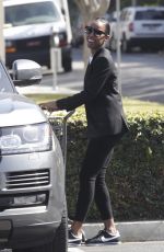 KELLY ROWLAND Shopping at Bristol Farms in Beverly Hills 05/01/2016