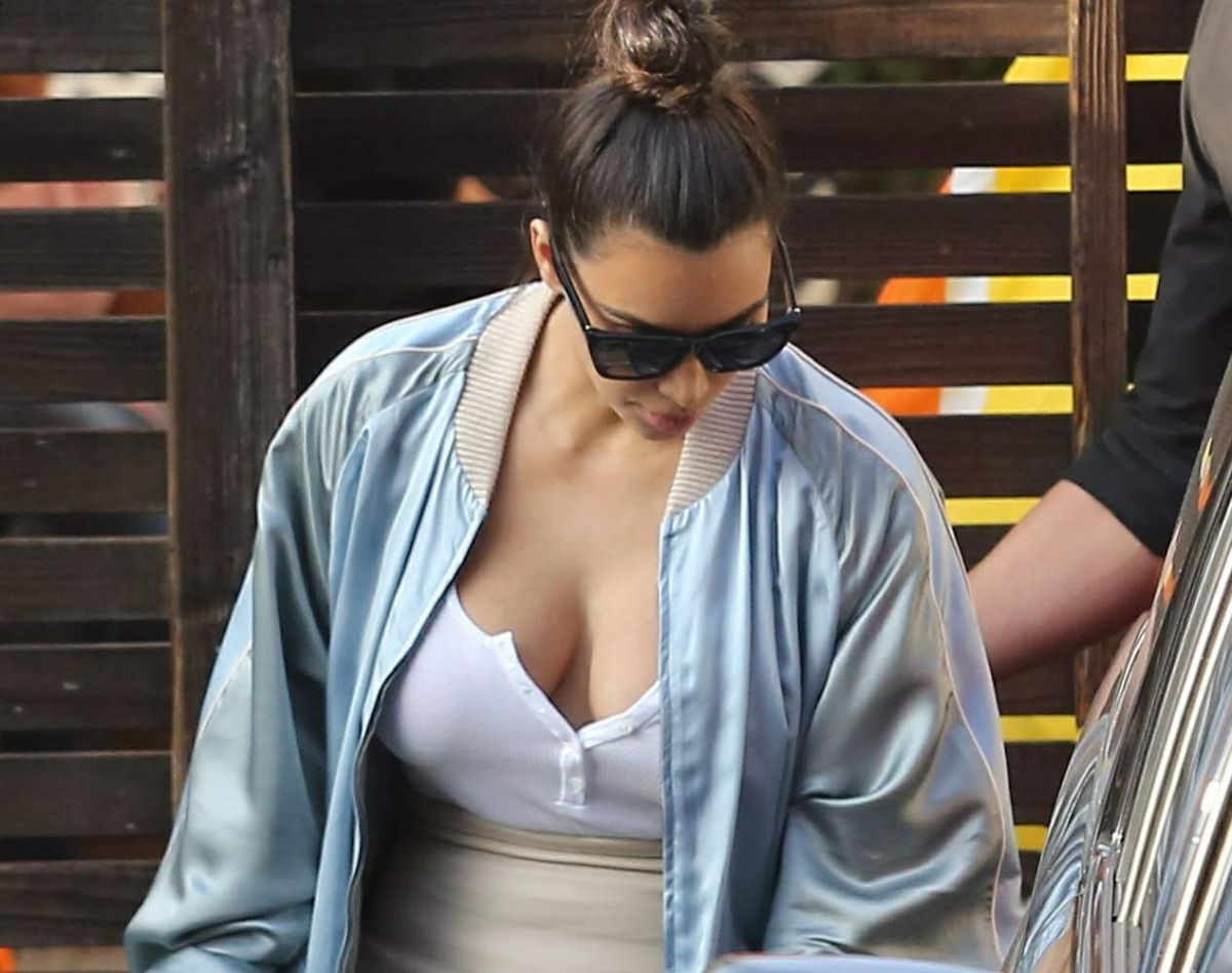 KIM KARDASHIAN Out and About in Calabasas 05/14/2016 KIM KARDASHIAN Out and About in Calabasas 05/14/2016