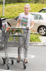 MILEY CYRUS Shopping in Los Angeles 05/09/2016