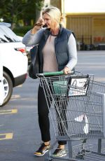 NATASHA HENSTRIDGE Shopping at Ralphs in Los Angeles 05/16/2016