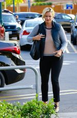 NATASHA HENSTRIDGE Shopping at Ralphs in Los Angeles 05/16/2016