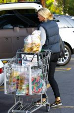 NATASHA HENSTRIDGE Shopping at Ralphs in Los Angeles 05/16/2016