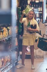 REESE WITHERSPOON Shops in Beverly Hills 05/01/2016