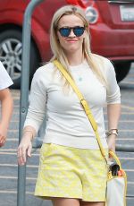 REESE WITHERSPOON Shops in Beverly Hills 05/01/2016