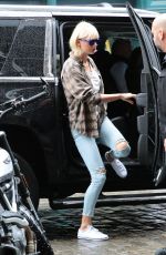 TAYLOR SWIFT Arrives at Her Apartment in New York 05/01/2016
