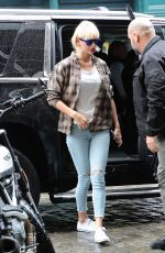 TAYLOR SWIFT Arrives at Her Apartment in New York 05/01/2016