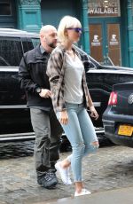 TAYLOR SWIFT Arrives at Her Apartment in New York 05/01/2016