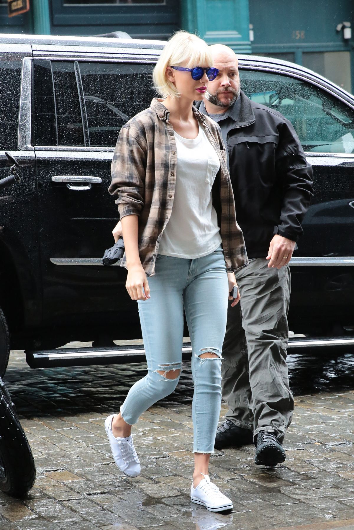 TAYLOR SWIFT Out and About in New York 05/01/2016 TAYLOR SWIFT Out and About in New York 05/01/2016