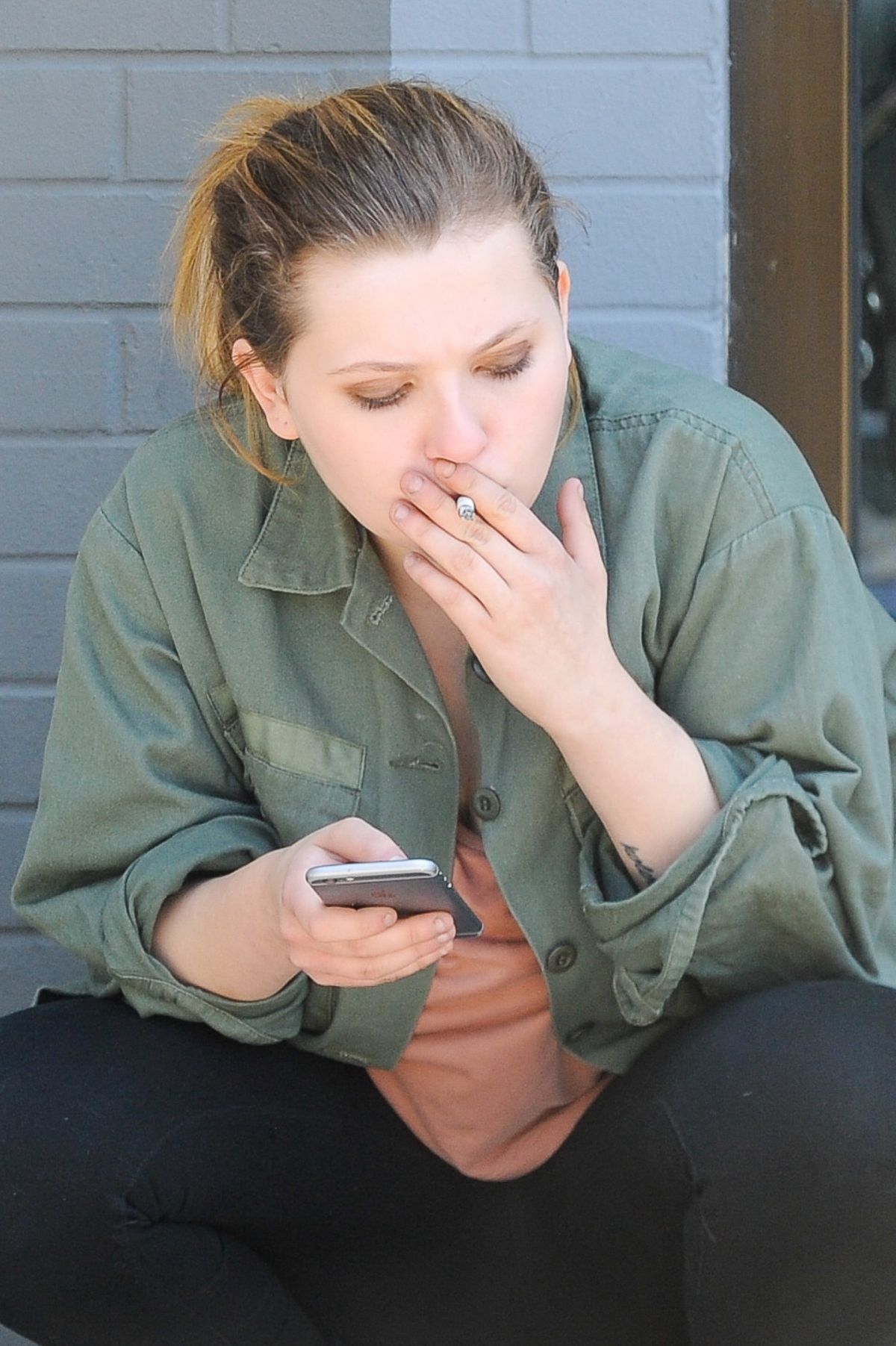 abigail-breslin-smoking-outside-look-in-west-hollywood-06-25-2016_1. 
