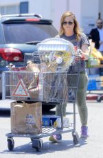 AMY POEHLER Shopping at Bristol Farm in Beverly Hills 06/05/2016