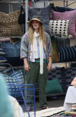 DREW BARRYMORE Shopping at Rose Bowl Flea Market in Pasadena 06/12/2016