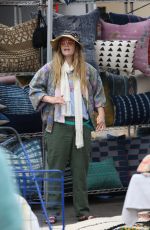 DREW BARRYMORE Shopping at Rose Bowl Flea Market in Pasadena 06/12/2016