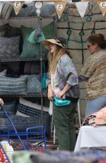 DREW BARRYMORE Shopping at Rose Bowl Flea Market in Pasadena 06/12/2016