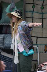 DREW BARRYMORE Shopping at Rose Bowl Flea Market in Pasadena 06/12/2016