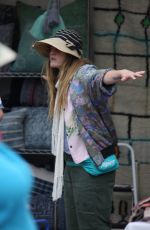 DREW BARRYMORE Shopping at Rose Bowl Flea Market in Pasadena 06/12/2016
