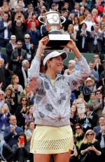 GARBINE MUGURUZA Wins Ladies Final Match at 2016 Roland Garros in Paris 06/04/2016