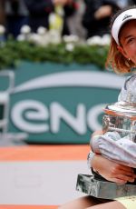 GARBINE MUGURUZA Wins Ladies Final Match at 2016 Roland Garros in Paris 06/04/2016