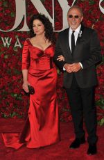 GLORIA ESTEFAN at 70th Annual Tony Awards in New York 06/12/2016