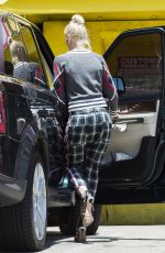 GWEN STEFANI Shopping at Aahs Gift Store in West Hollywood 06/16/2016