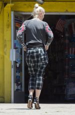 GWEN STEFANI Shopping at Aahs Gift Store in West Hollywood 06/16/2016