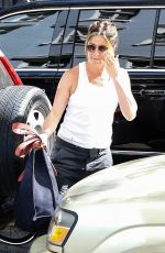 JENNIFER ANISTON Arrives at Her Home in New York 06/15/2016