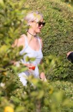 JENNIFER LAWRENCE at a Friend