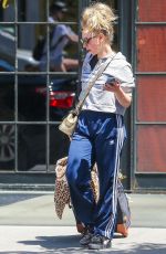 JUNO TEMPLA Catheces at a Cab in New York 06/13/2016