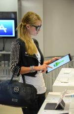 PARIS HILTON Out Shopping in Milan 06/16/2016