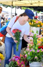 ANNE HATHAWAY Out Shopping in Los Angeles 07/27/2016