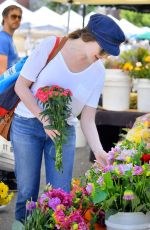 ANNE HATHAWAY Out Shopping in Los Angeles 07/27/2016