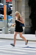 DAKOTA FANNING Getting a Pedicure in New York 27/07/2016