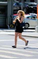 DAKOTA FANNING Getting a Pedicure in New York 27/07/2016