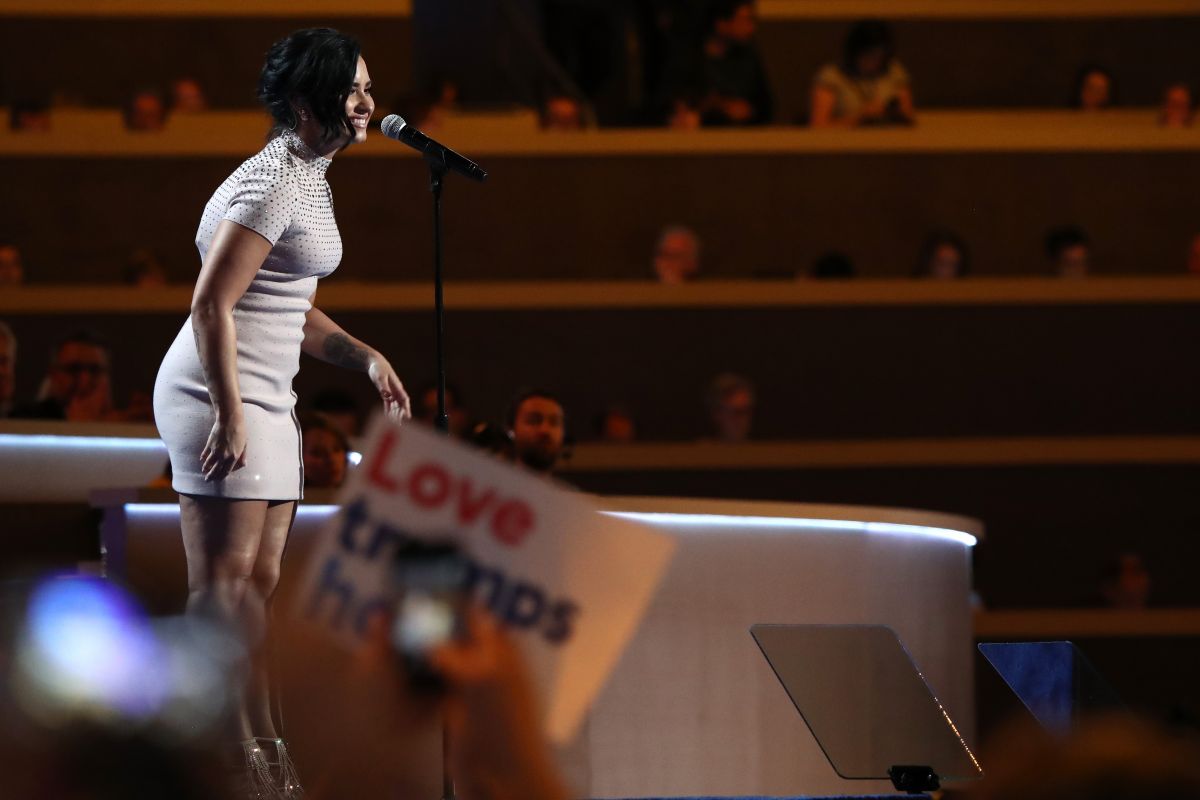 25 августа 2016. Demi Lovato at Democratic National Convention in Philadelphia 07/25/2016. 2016 Democratic National Convention. Demi Lovato Legs. Demi Lovato - today show Interview (5th September 2012).