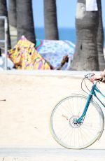 JENNIFER GARNER Bike Riding in Venice Beach 07/08/2016